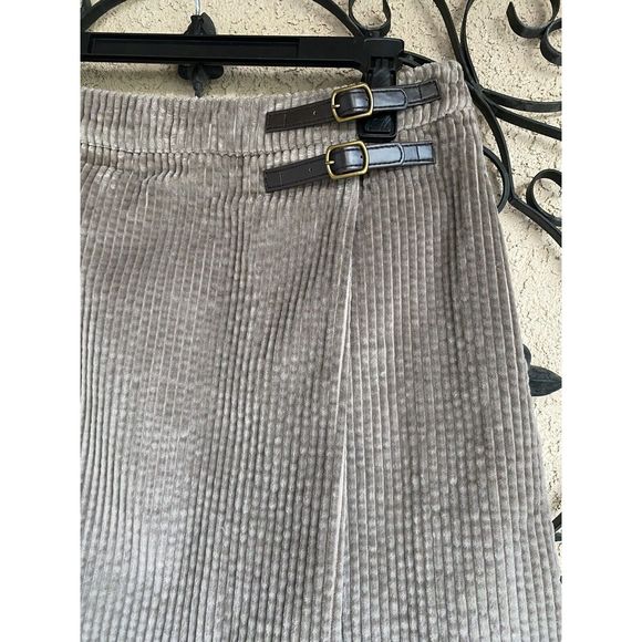Boden corduroy pleated short skirt w/ leather buckle detail - size 6R - brown - Picture 4 of 7
